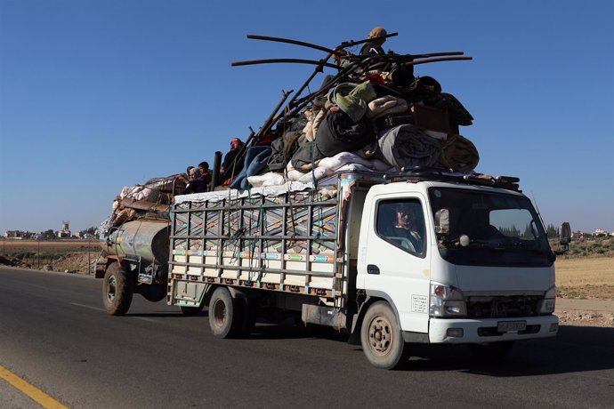 Personas en un camión en la región siria de Deraa