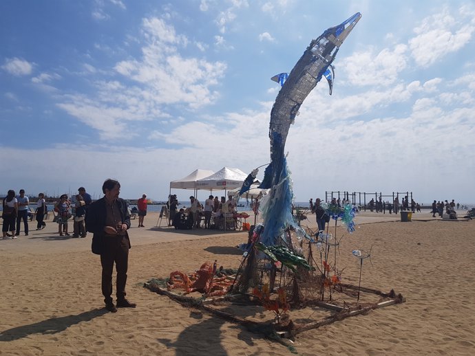 Ximeno junto a la escultura y el taller de la playa del Somorrostro