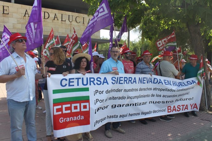 Concentración de representantes de trabajadores de Cetursa