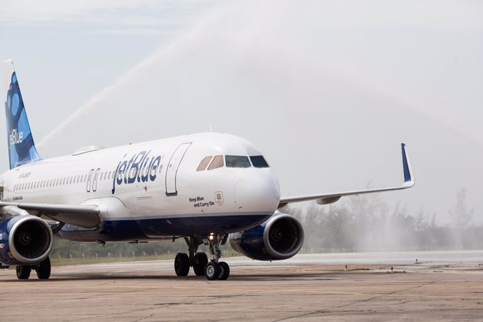 Avión de JetBlue aterrizando en Cuba