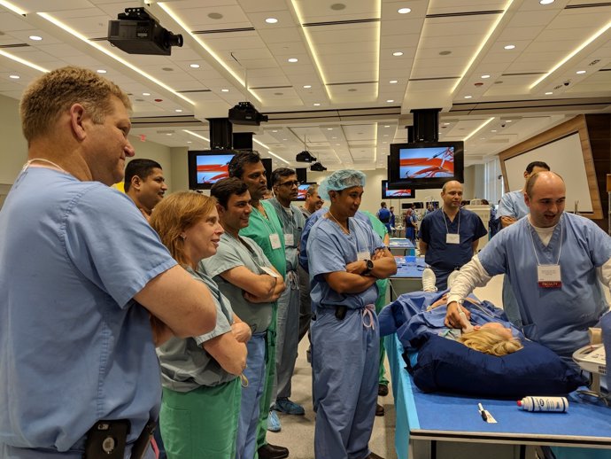 Un médico español formando a 400 cirujanos vasculares americanos