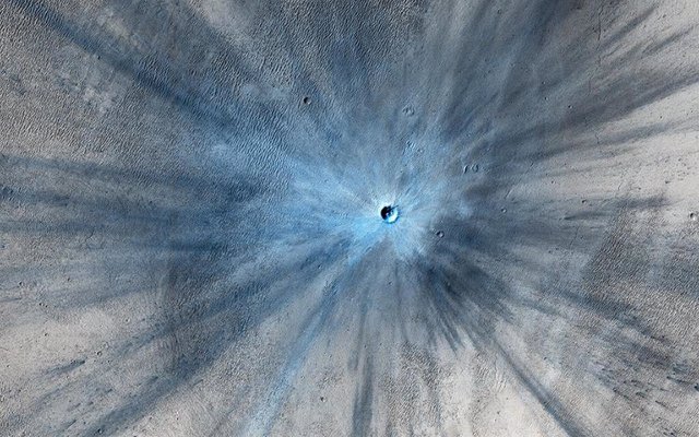 Cráter reciente de meteorito en Marte