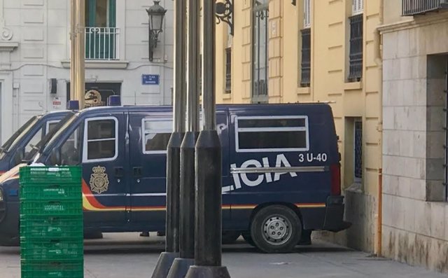 Furgónb policial ante la Diputación de Valencia