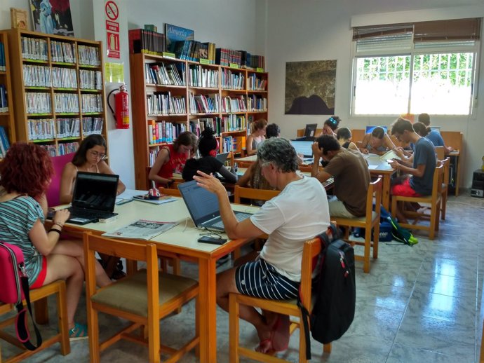 Biblioteca municipal de Cabo de Gata (Almería) en verano
