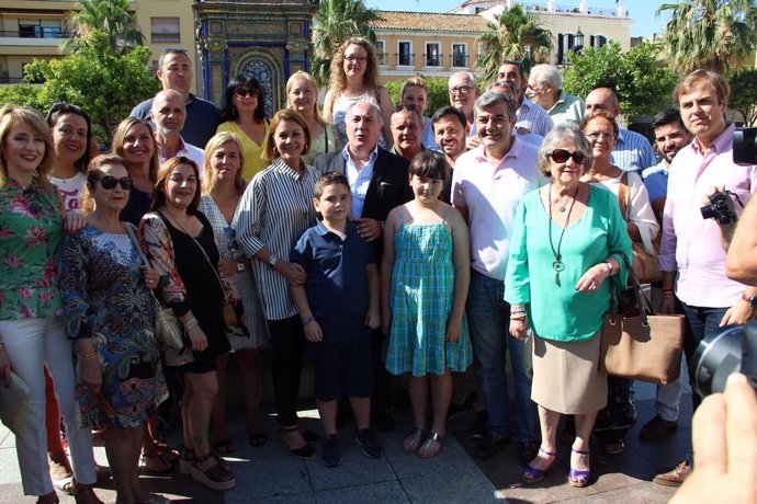 Cospedal en Algeciras con el alcalde y militantes