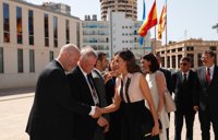 La Reina aboga por la "integración plena" de personas sordociegas y alaba la labor de los intérpretes