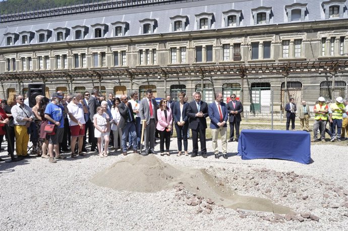 La cápsula del tiempo se ha enterrado en la explanada de la Estación de Canfranc