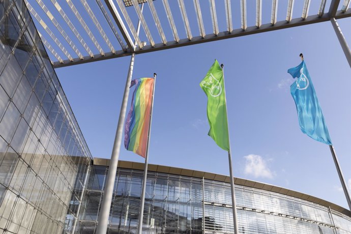 Bandera LGTBI en la sede de Bayer