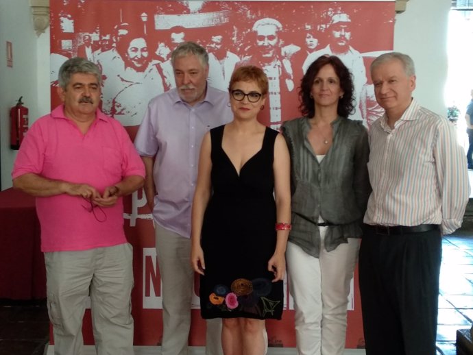 Ruz (centro), con los responsables del documental