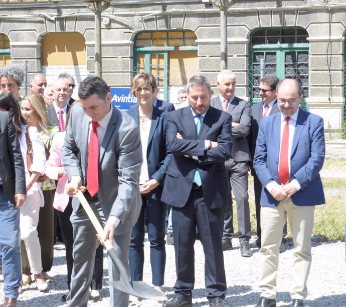 El alcalde de Canfranc coloca la primera piedra de la nueva Estación