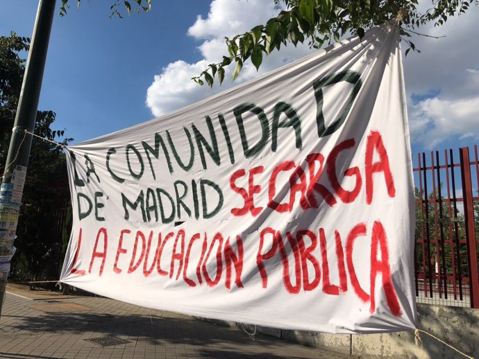 Pancarta contra la supresión de una aula en el CEIP República de Uruguay