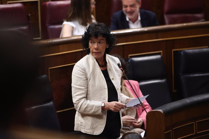 Isabel Celaá interviene en la sesión de control al Gobierno en el Congreso