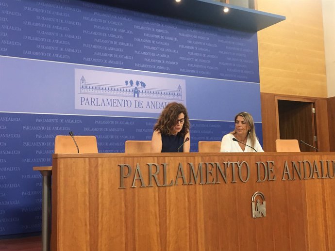 Las diputadas de Podemos Andalucía, Esperanza Gómez y Begoña Gutiérrez