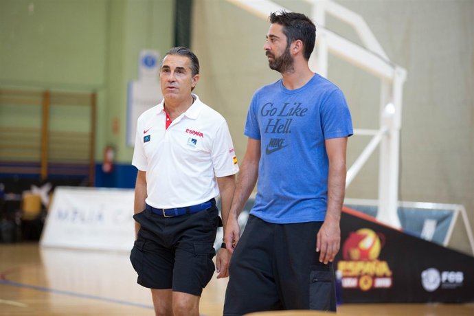 Navarro charla con Sergio Scariolo