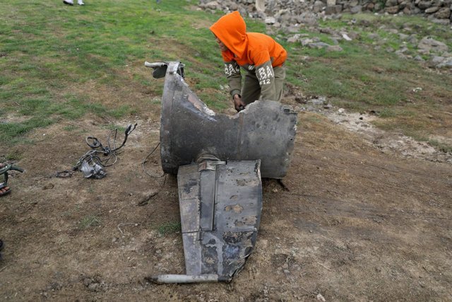 Niños junto a los restos de un misil en Quneitra, Siria