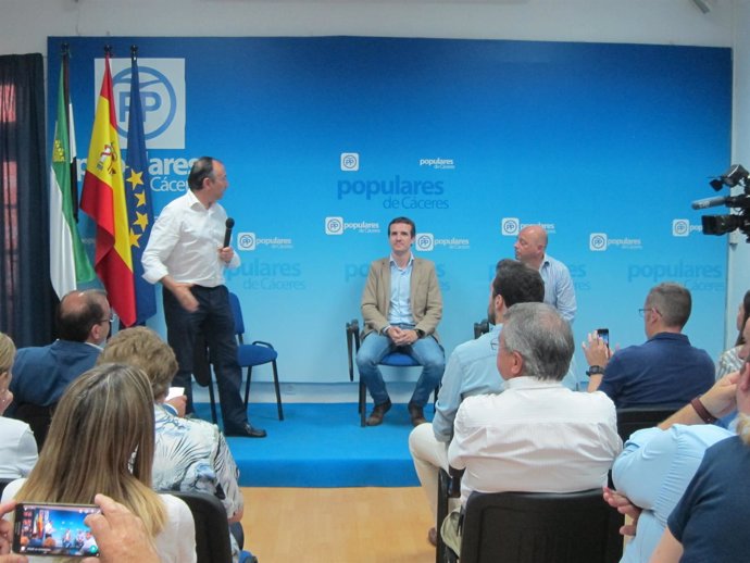 Pablo Casado se reúne con afiliados en Cáceres en la campaña de las primarias 