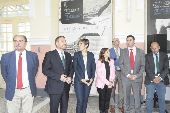 Lambán, junto al resto de autoridades en el vestíbulo de la Estación de Canfranc