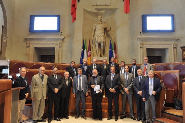 Muñoz Conde (en el centro) sostiene su premio.