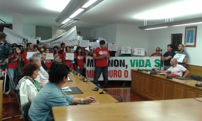Protesta contra la explotación minera en el pleno municipal de O Pino (A Coruña)
