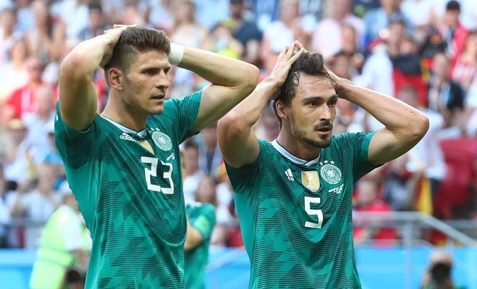 Mats Hummels y Mario Gómez tras la eliminación de selecció alemana en el Mundial