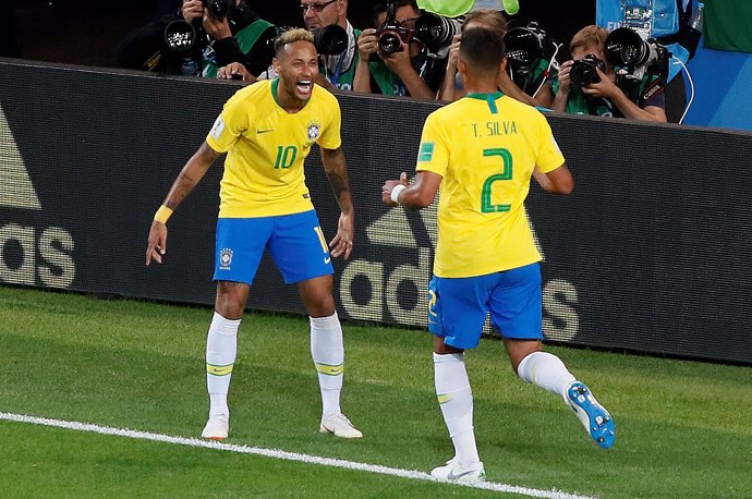Neymar y Thiago Silva celebran un gol en el Mundial de Rusia