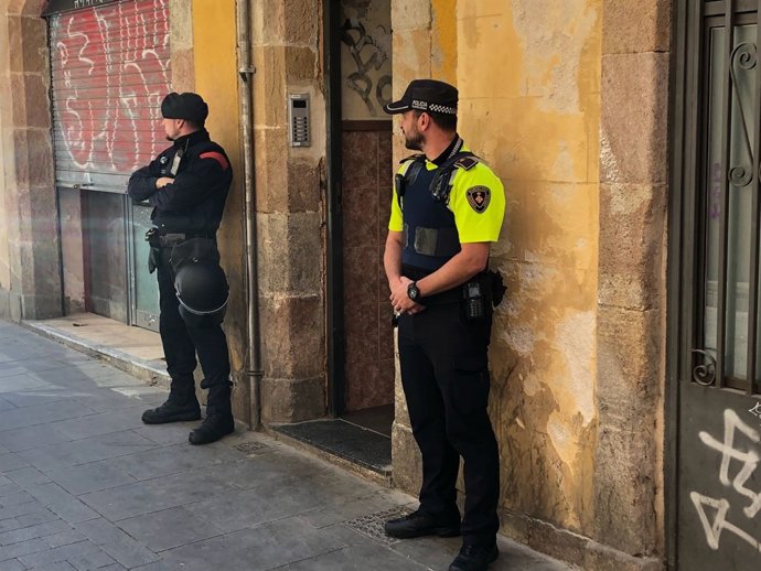 Dispositiu de Mossos d'Esquadra i la Guàrdia Urbana en un narcopiso del Raval