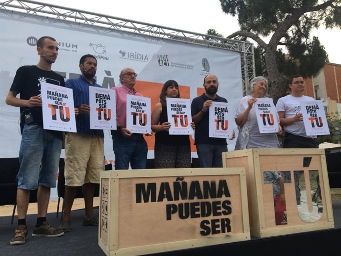 Acte d'Òmnium amb M.Mauri, J.Roures i Elgio, entre uns altres