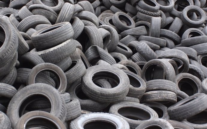 Imagen de archivo de neumáticos, ruedas
