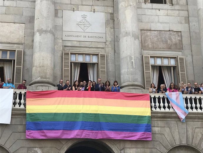 Barcelona desplega la bandera de l'Arc de Sant Martí a l'Ajuntament