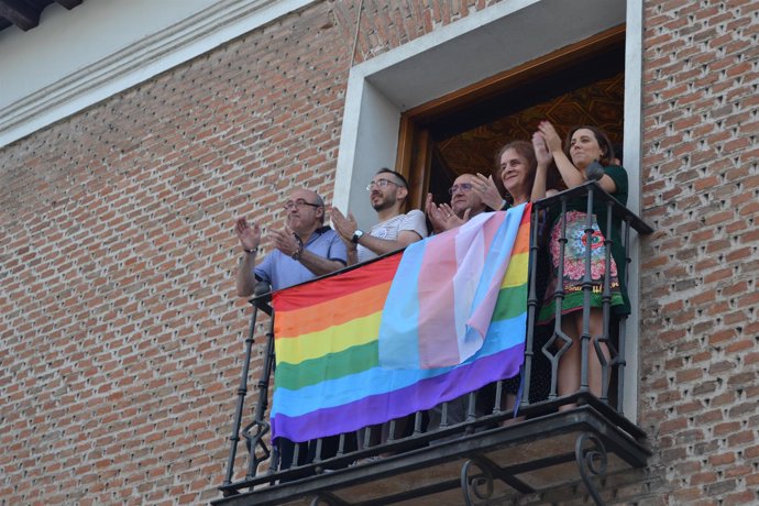 Valladolid.- Bandera LGTBI en el Palacio Pimentel