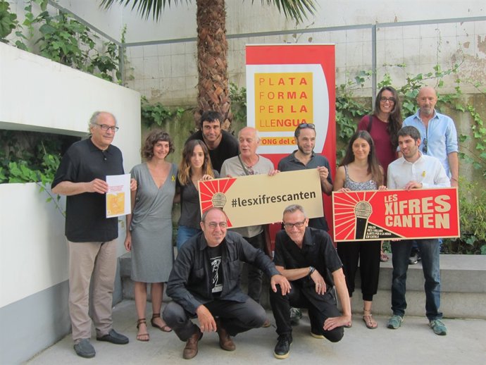 Membres de Plataforma per la Llengua amb artistes i productors