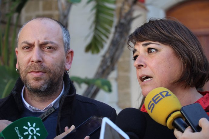 Ernesto Alba y Elena Cortés, del PCA, atiendiendo a los periodistas
