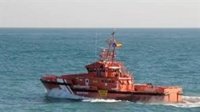 Rescatados 12 subsaharianos, cuatro mujeres, de una patera cerca de Barbate (Cádiz)