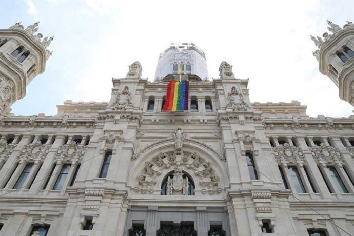 Palacio de Cibeles con la bandera arcoíris