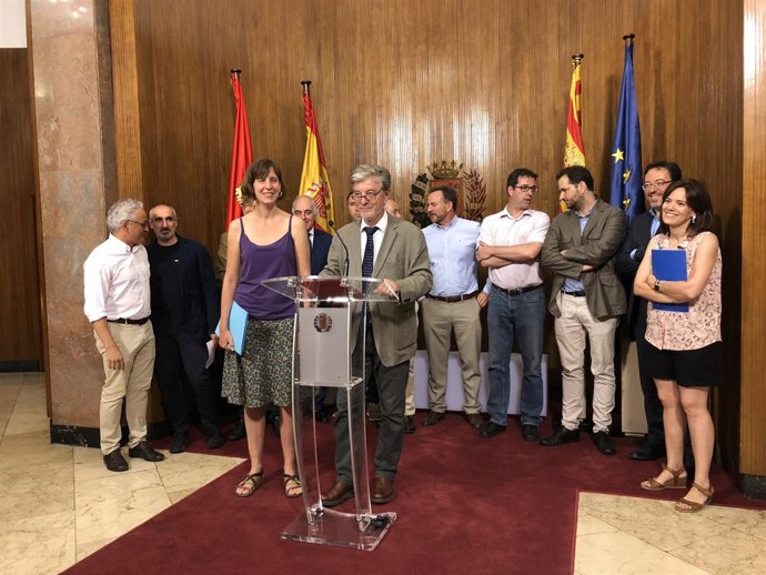 Santisteve y Artigas junto a los miembros de la Mesa de la Movilidad Eléctrica