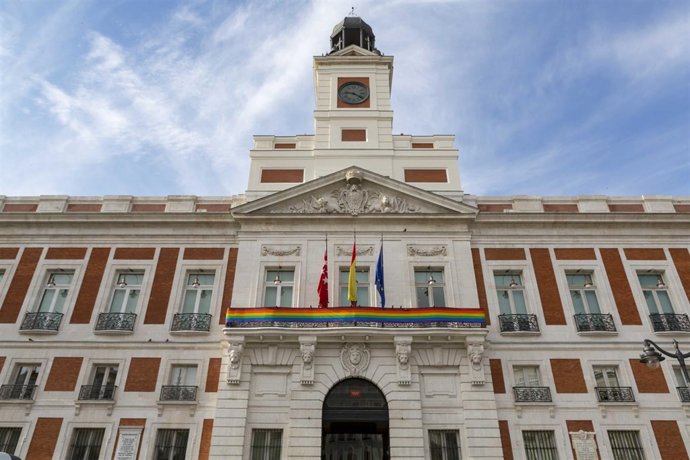 Bandera del Orgullo en Sol
