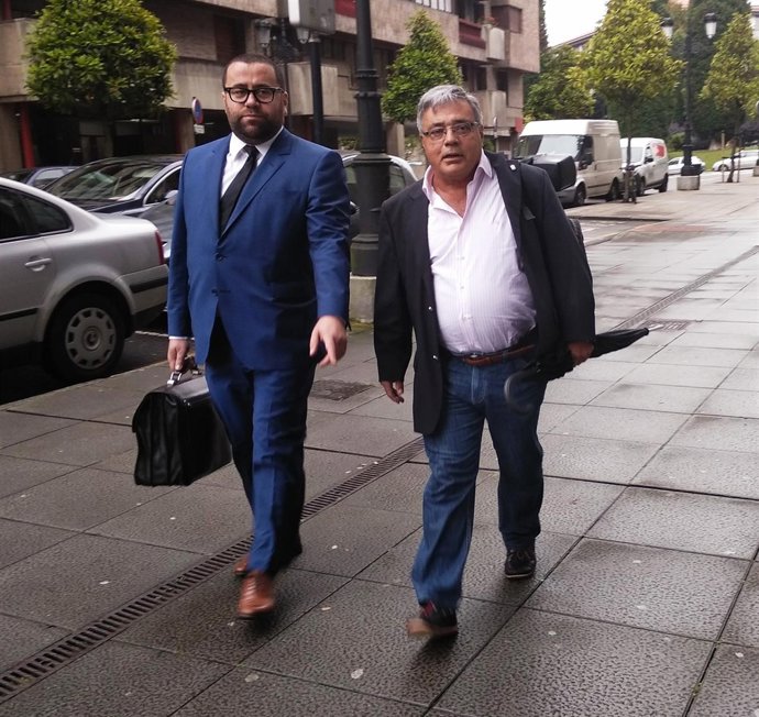 Pedro castillejo junto a su abogado, Alfredo García, a la llegada al juzgado.