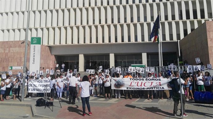 Concentración en la Ciudad de la Justicia por Lucia Vivar, niña de Pizarra