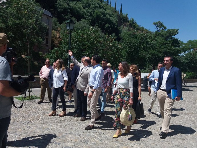 El presidente del PP-A, Juanma Moreno, en el Paseo de los Tristes