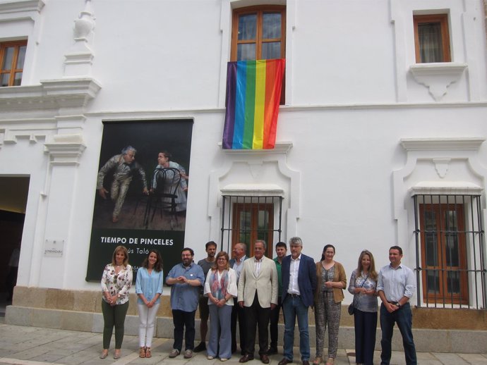 Bandera arcoíris en la Asamblea de Extremadura                      