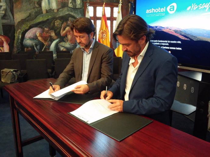Carlos Alonso y Jorge Marichal firman el manifiesto