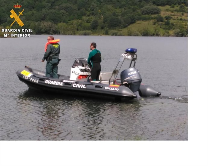 Palencia.- Agentes de la Guardia Civil rastrean el pantano
