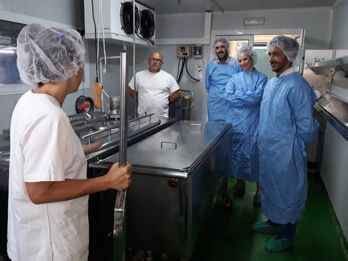 Visita de la Junta a la quesería El Cabrero de Bolonia