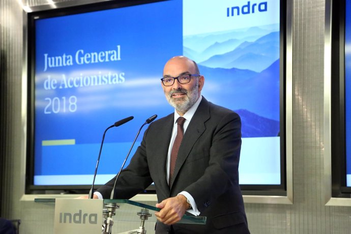 El presidente de Indra, Fernando Abril-Martorell, en la junta de accionistas