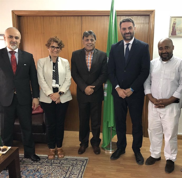 El consejero de Turismo, Francisco Javier Fernández, con embajadores árabes