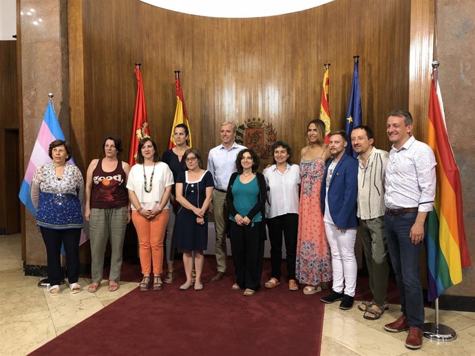 Concejales y representantes de la plataforma 28J en el Día del Orgullo