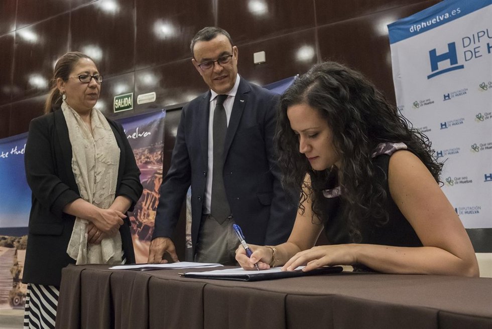 El sector turístico firma el pacto por la llegada del AVE. 