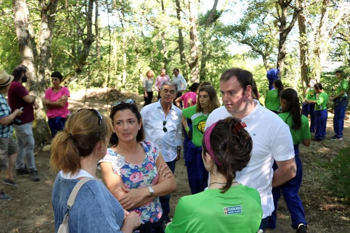 La consejera Artolazabal  visita un campo de trabajo juvenil