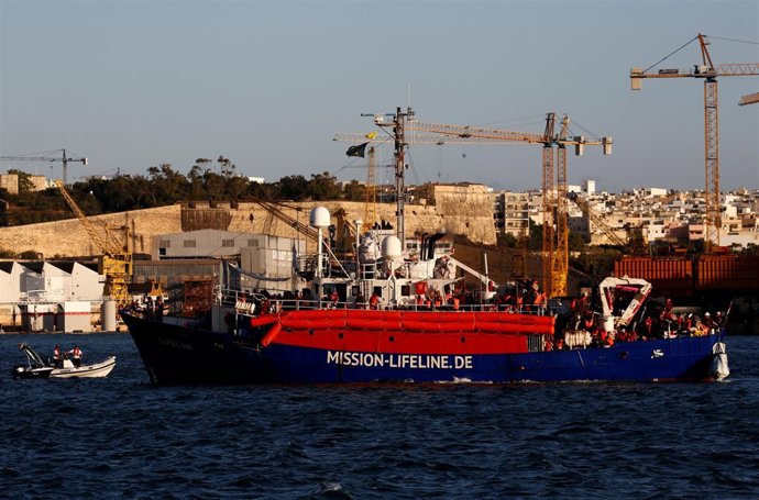 Barco de 'Lifeline' atracado en el puerto de La Valeta