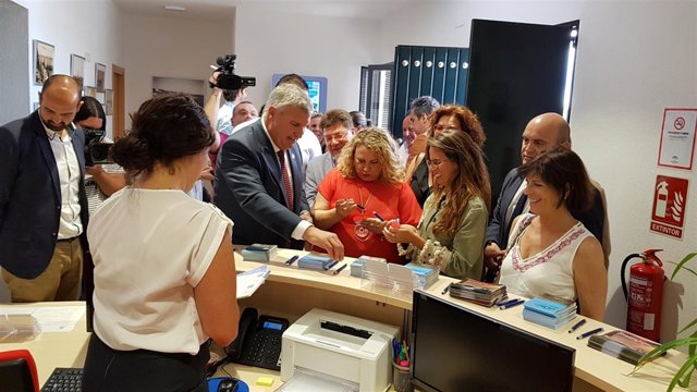 Inauguran la nueva oficina de turismo de El Rompido, en Cartaya. 